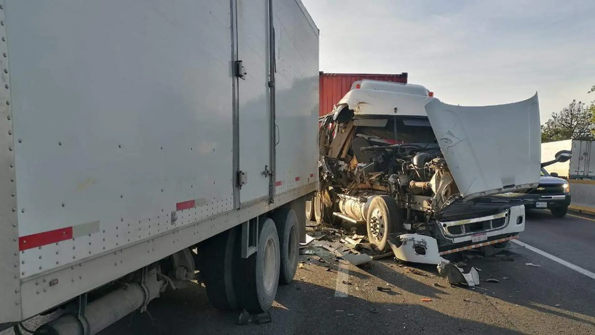 El choque entre un tractocamión y un tráiler sobre la autopista México-Puebla